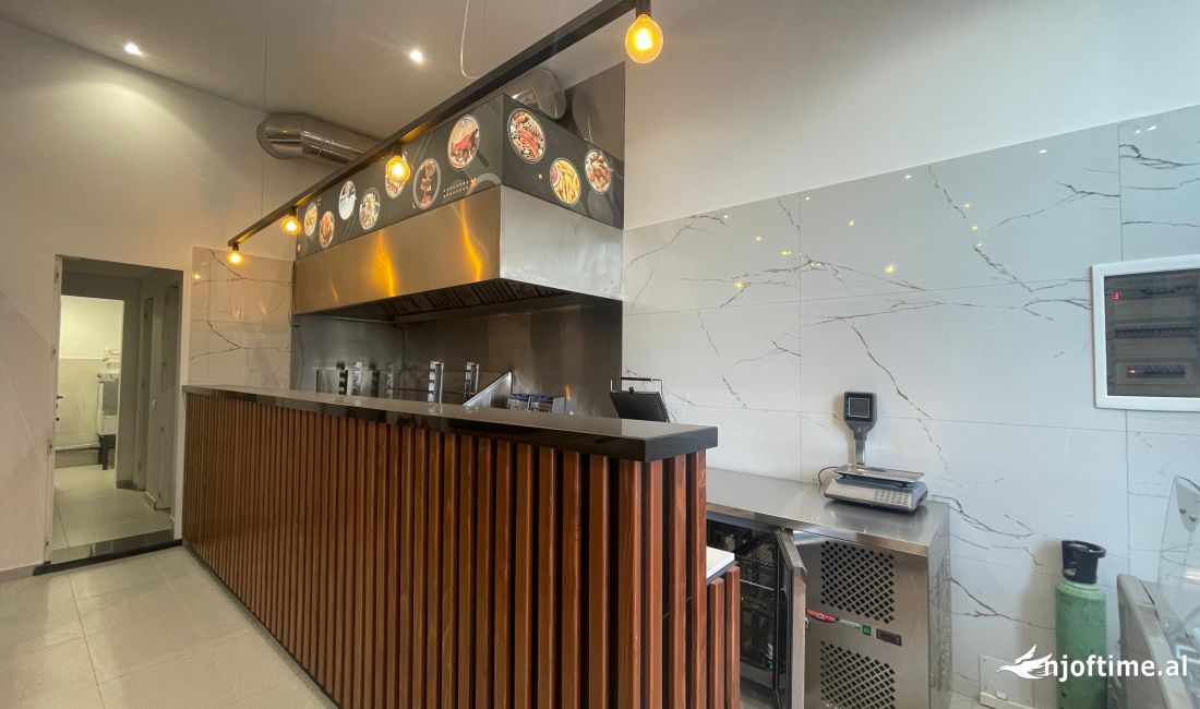 Jepet fast foodi me qera