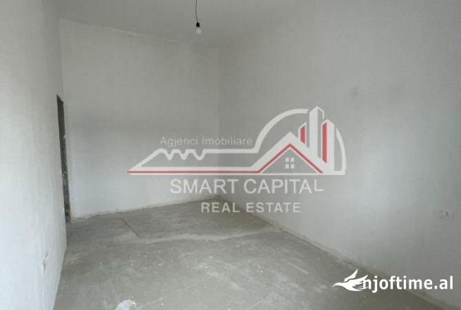 Shtepi ne shitje Apartament ne Vlore, 1+1, Mobilimi Bosh, pa mobiluar, Pagesa 82,800  Euro.