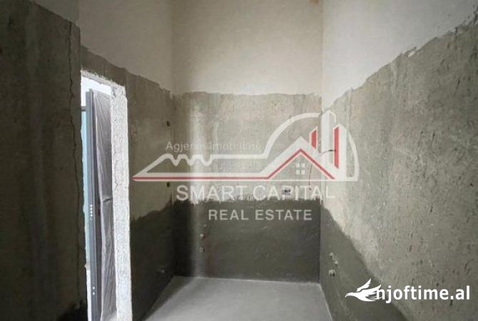 Shtepi ne shitje Apartament ne Vlore, 1+1, Mobilimi Bosh, pa mobiluar, Pagesa 82,800  Euro.