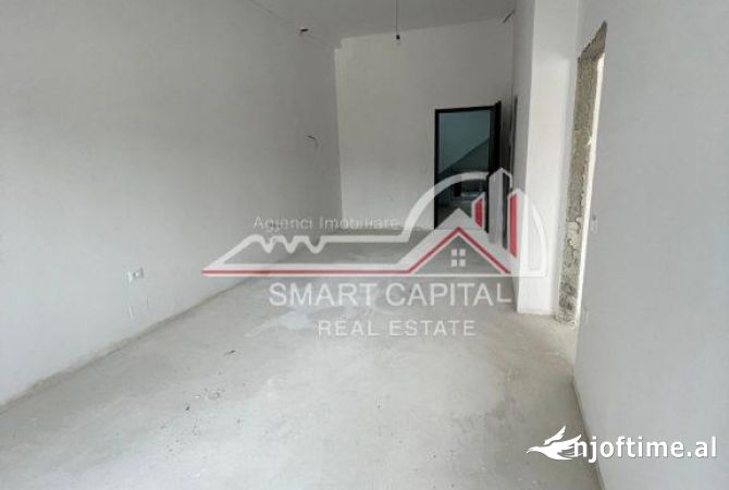 Shtepi ne shitje Apartament ne Vlore, 1+1, Mobilimi Bosh, pa mobiluar, Pagesa 82,800  Euro.