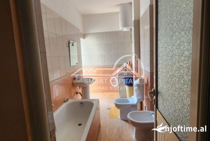 Shtepi ne shitje Apartament ne Vlore, 2+1, Mobilimi Pjeserisht e mobiluar, Pagesa 120,000  Euro.