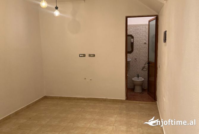 Ambient biznesi me qera 1+1 ne Tirane - 300 Euro