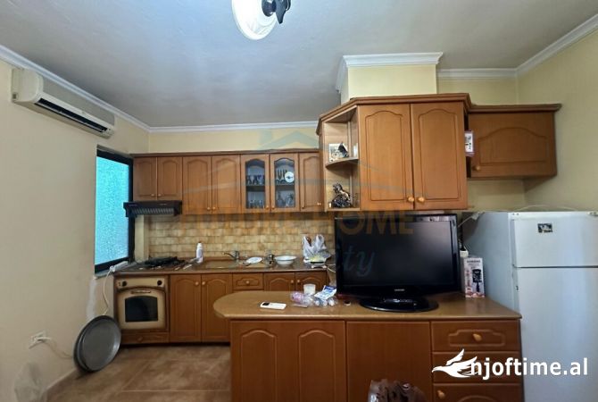 Shtepi ne shitje Apartament ne Tirane, 2+1, Mobilimi E mobiluar, Pagesa 300,000  Euro.