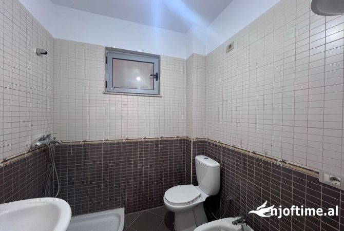 Shtepi ne shitje Apartament ne Tirane, 2+1, Mobilimi Bosh, pa mobiluar, Pagesa 138,000  Euro.