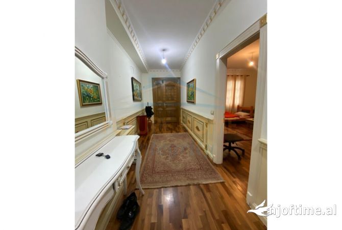 Shtepi ne shitje Vila Luksoze ne Tirane, 7+1, Mobilimi E mobiluar, Pagesa 1,000,000  Euro.