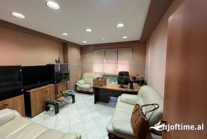 Shtepi ne shitje Apartament ne Tirane, 3+1, Mobilimi Bosh, pa mobiluar, Pagesa 320,000  Euro.