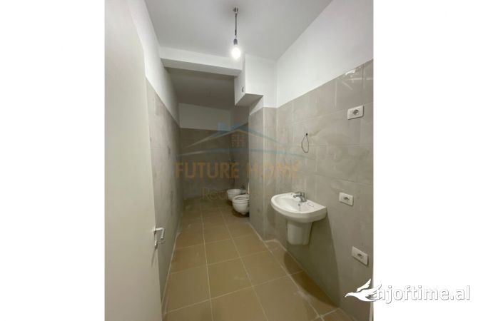 Shtepi ne shitje Apartament ne Tirane, 2+1, Mobilimi Bosh, pa mobiluar, Pagesa 222,000  Euro.