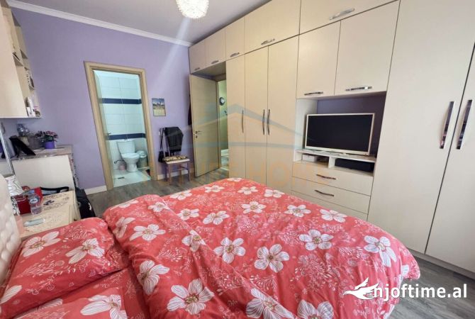 Shtepi ne shitje Apartament ne Tirane, 2+1, Mobilimi E mobiluar, Pagesa 250,000  Euro.