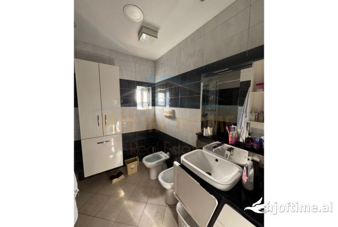 Shtepi ne shitje Apartament ne Tirane, 2+1, Mobilimi E mobiluar, Pagesa 220,000  Euro.