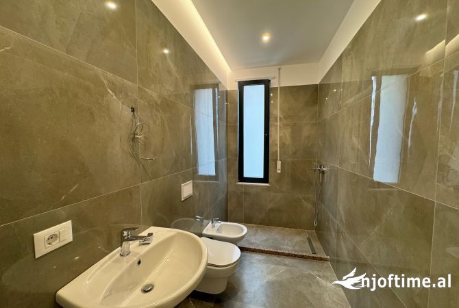 Shtepi ne shitje Apartament ne Tirane, 2+1, Mobilimi Bosh, pa mobiluar, Pagesa 189,000  Euro.