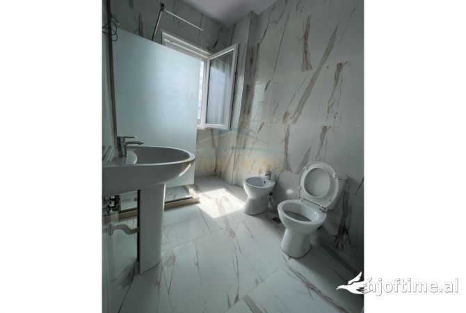 Shtepi ne shitje Apartament ne Tirane, 1+1, Mobilimi Bosh, pa mobiluar, Pagesa 88,000  Euro.