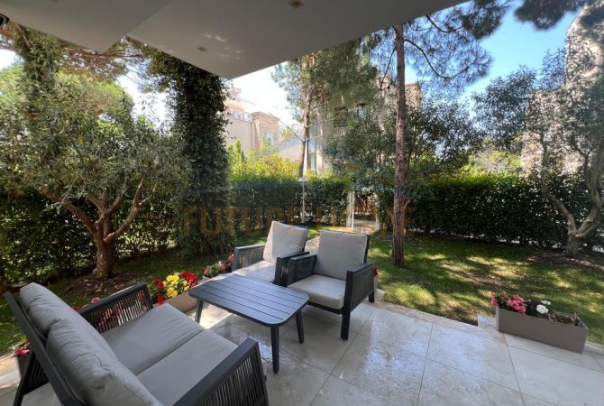 Shtepi ne shitje Vila Luksoze ne Durres, 5+1, Mobilimi E mobiluar, Pagesa 870,000  Euro.