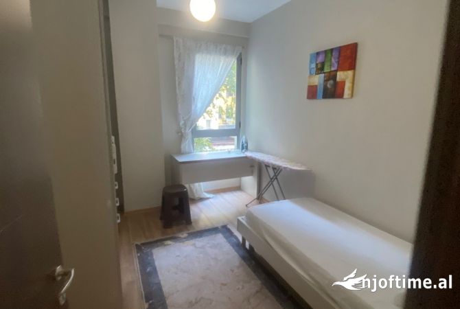 Shtepi me qera Apartament ne Tirane, 2+1, Mobilimi E mobiluar, Pagesa 650  Euro.