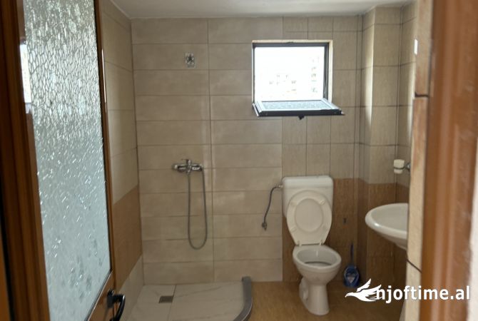 Shtepi me qera Apartament ne Tirane, 1+1, Mobilimi Pjeserisht e mobiluar, Pagesa 250  Euro.