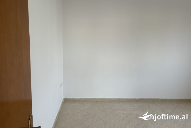 Shtepi me qera Apartament ne Tirane, 1+1, Mobilimi Pjeserisht e mobiluar, Pagesa 250  Euro.