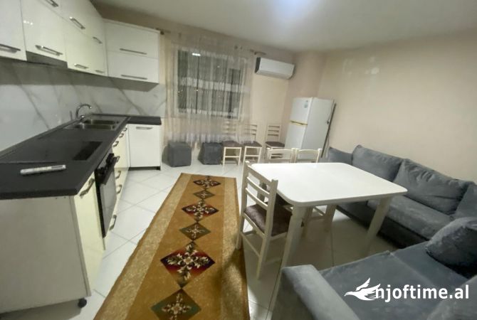 Shtepi me qera Apartament ne Tirane, 3+1, Mobilimi E mobiluar, Pagesa 500  Euro.