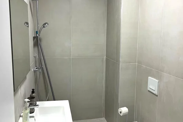 Shtepi me qera Apartament ne Tirane, Garsoniere, Mobilimi E mobiluar, Pagesa 380  Euro.