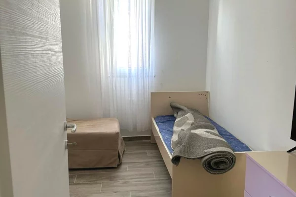 Shtepi me qera Apartament ne Tirane, 2+1, Mobilimi E mobiluar, Pagesa 450  Euro.