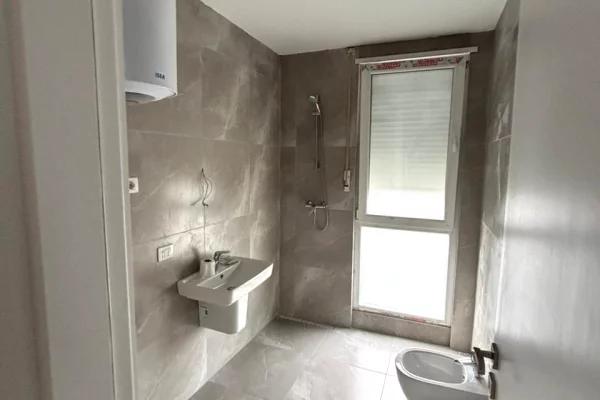 Shtepi me qera Penthose(kati i fundit panoramik) ne Tirane, 2+1, Mobilimi E mobiluar, Pagesa 800  Euro.