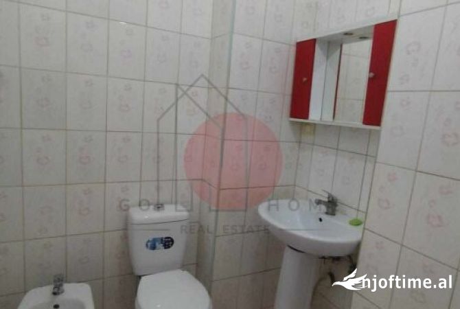 Shtepi me qera Apartament ne Tirane, 2+1, Mobilimi Bosh, pa mobiluar, Pagesa 300  Euro.
