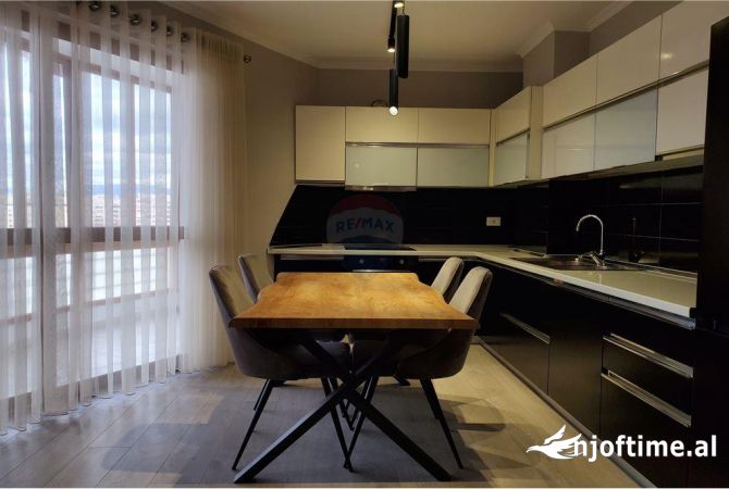 Shtepi ne shitje Apartament ne Tirane, 3+1, Mobilimi E mobiluar, Pagesa 163,000  Euro.