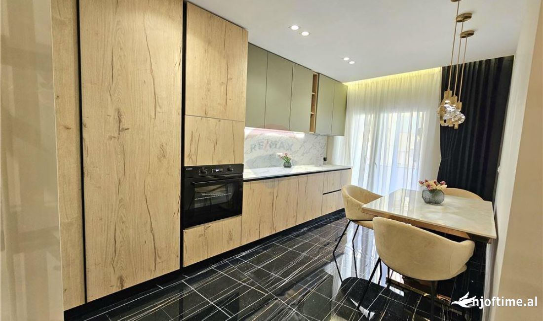 Shtepi ne shitje Apartament ne Tirane, 2+1, Mobilimi Pjeserisht e mobiluar, Pagesa 235,000  Euro.