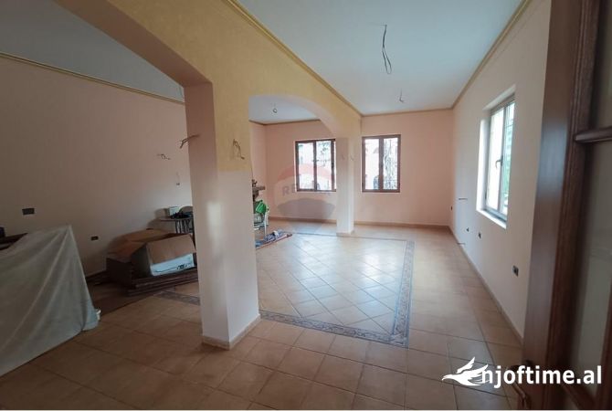 Shtepi me qera Shtepi Private ne Tirane, 4+1, Mobilimi Pjeserisht e mobiluar, Pagesa 2,500  Euro.