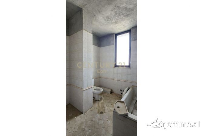 Shtepi ne shitje Penthose(kati i fundit panoramik) ne Durres, 3+1, Mobilimi Bosh, pa mobiluar, Pagesa 220,000  Euro.