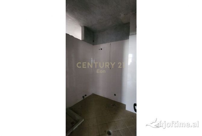 Shtepi ne shitje Penthose(kati i fundit panoramik) ne Durres, 3+1, Mobilimi Bosh, pa mobiluar, Pagesa 220,000  Euro.