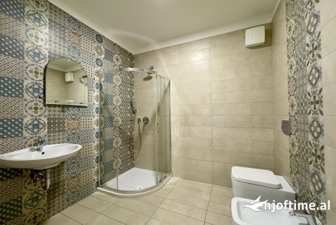 Ambient biznesi me qera 3+1 ne Tirane - 220,000 Leke