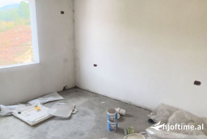 Shtepi ne shitje Apartament ne Tirane, 1+1, Mobilimi Bosh, pa mobiluar, Pagesa 55,000  Euro.
