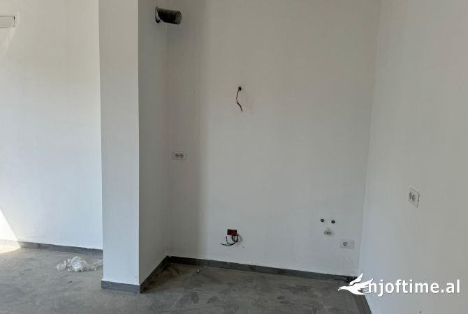 Jepet me qera apartamenti ne zonen e Bulevardit te Ri.