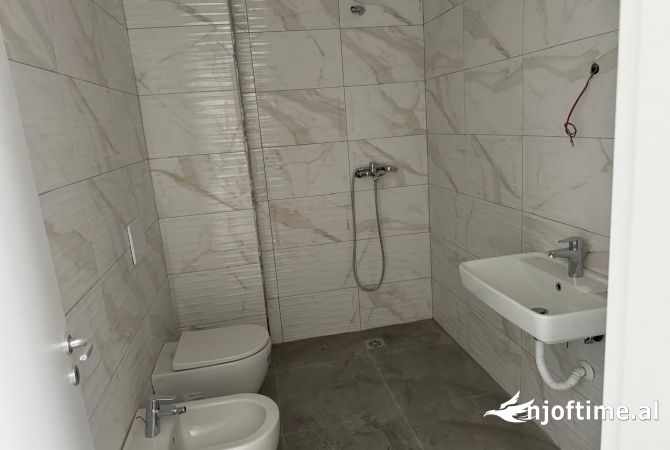 Ambient biznesi me qera 3+1 ne Tirane - 45,000 Leke