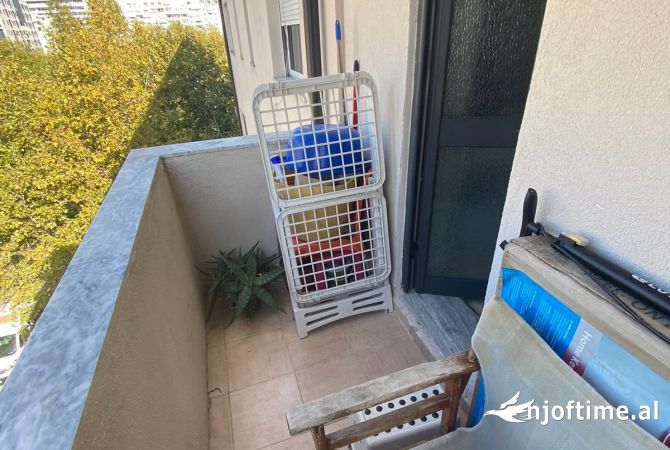 Shtepi ne shitje Apartament ne Tirane, 1+1, Mobilimi Pjeserisht e mobiluar, Pagesa 90,000  Euro.