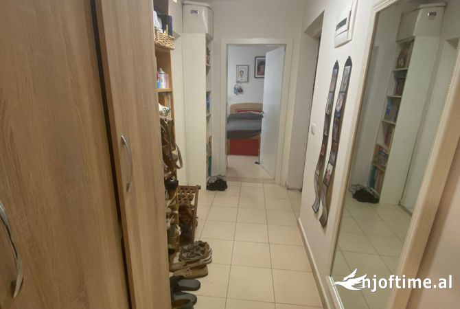 Shtepi ne shitje Apartament ne Tirane, 1+1, Mobilimi Pjeserisht e mobiluar, Pagesa 90,000  Euro.