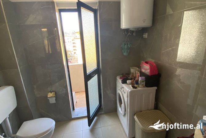 Shtepi ne shitje Apartament ne Tirane, 1+1, Mobilimi Pjeserisht e mobiluar, Pagesa 90,000  Euro.