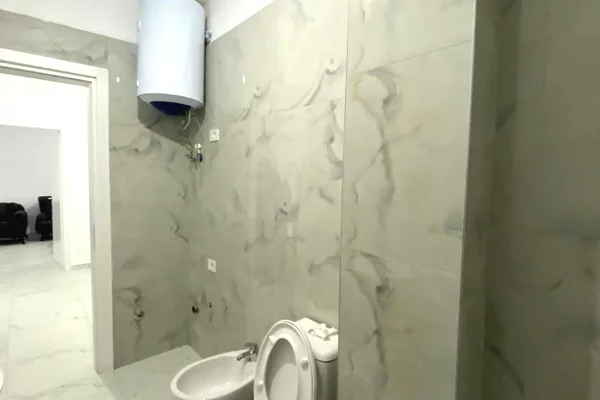 Shtepi me qera 2+1 ne Tirane - 40,000 Leke