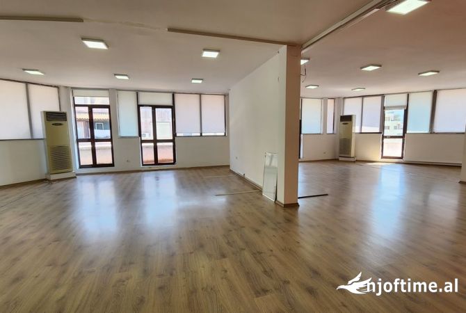 Ambient biznesi me qera 3+1 ne Tirane - 3,400 Euro