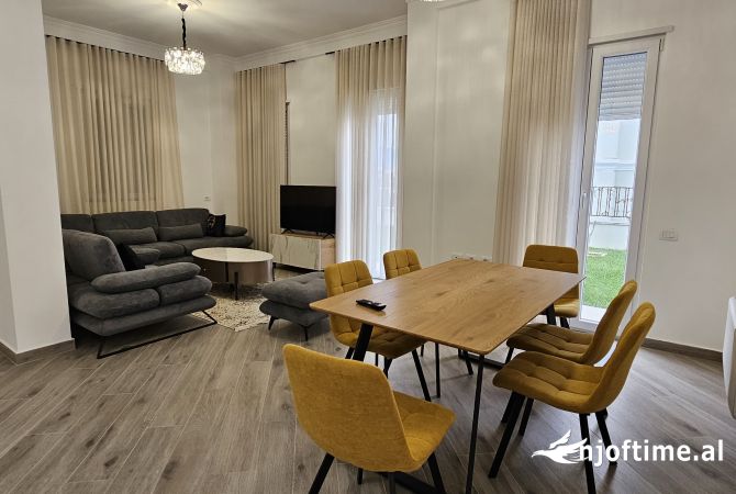 Shtepi me qera 4+1 ne Tirane - 2,500 Euro