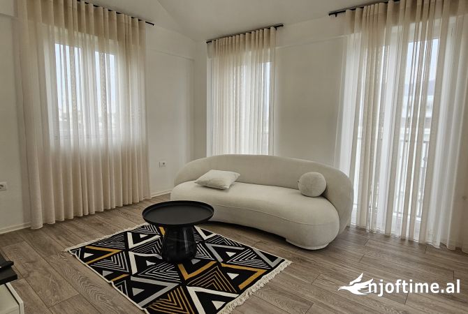Shtepi me qera 4+1 ne Tirane - 2,500 Euro