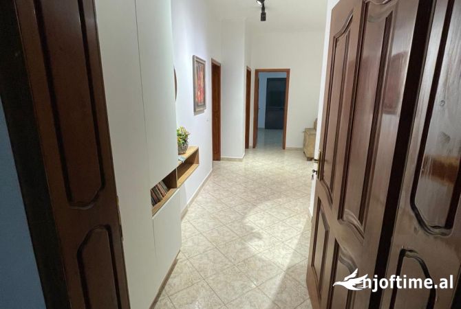 Shtepi me qera Shtepi Private ne Tirane, 2+1, Mobilimi E mobiluar, Pagesa 400  Euro.