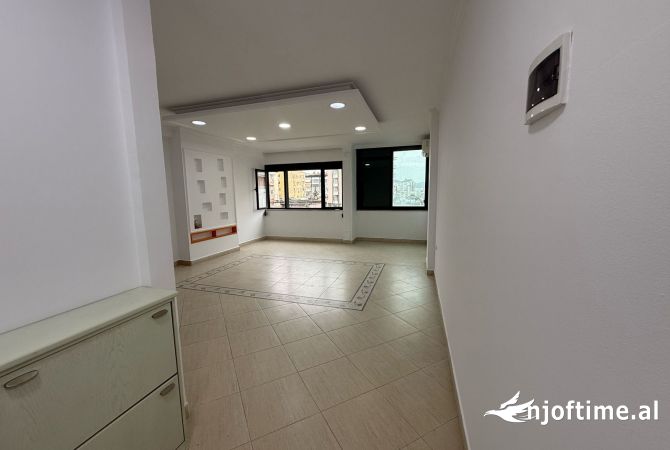 Ambient biznesi me qera 3+1 ne Tirane - 1,700 Euro