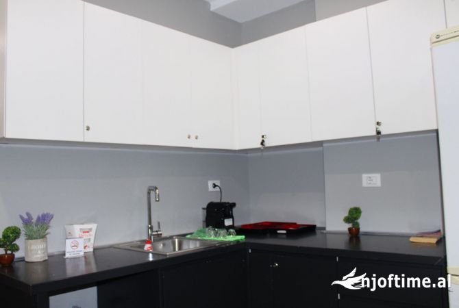 Shtepi ne shitje Apartament ne Tirane, 3+1, Mobilimi E mobiluar, Pagesa 360,000  Euro.