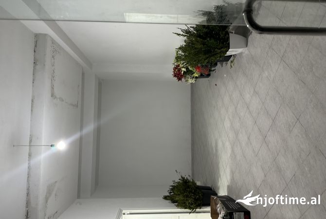 Dyqan me qira ne Astir