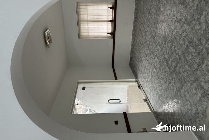 Ambient biznesi me qera 1+1 ne Tirane - 450 Euro