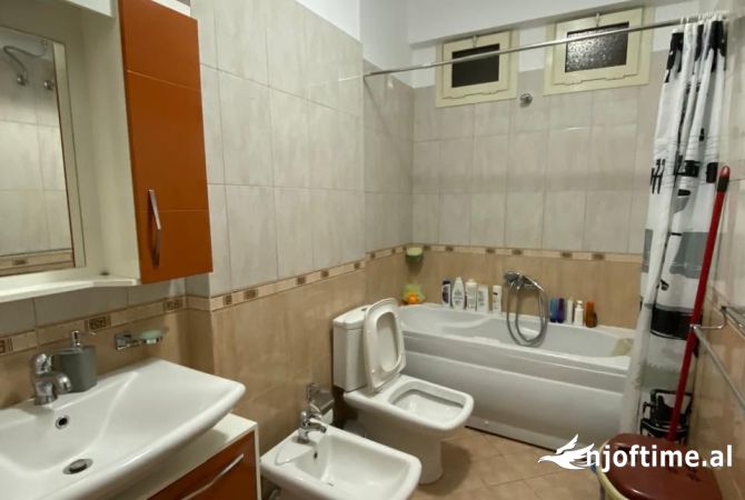 Shtepi me qera Apartament ne Tirane, 2+1, Mobilimi E mobiluar, Pagesa 400  Euro.