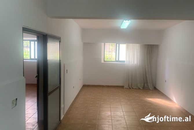 Ambient biznesi me qera 3+1 ne Tirane - 600 Euro