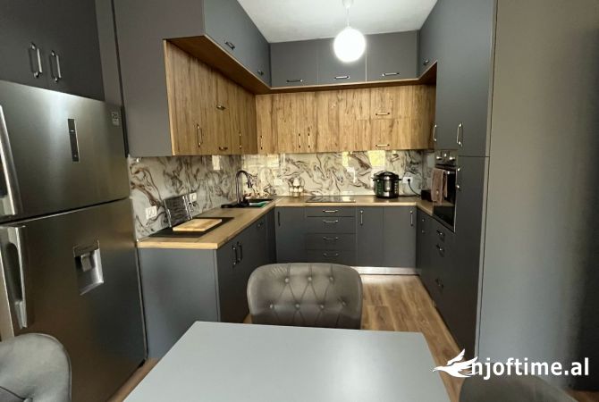 Shtepi me qera Apartament ne Tirane, 2+1, Mobilimi E mobiluar, Pagesa 800  Euro.