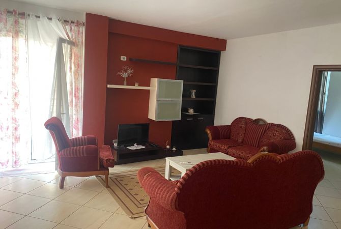 Shtepi me qera Apartament ne Tirane, 3+1, Mobilimi E mobiluar, Pagesa 500  Euro.