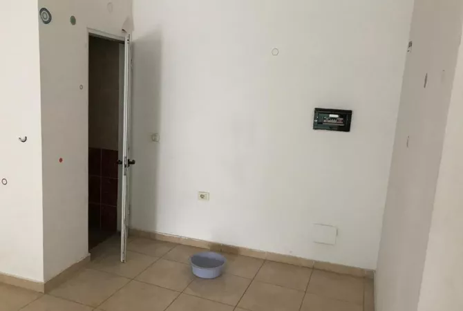 Ambiente Commerciale in Affitto 1+1 a Tirana - 300 Euro